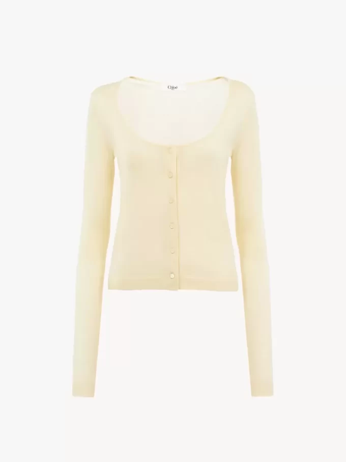Taillierte Strickjacke mit U-Ausschnitt aus superfeinem Wollstrick Taillierte Strickjacke mit U-Ausschnitt aus superfeinem Wollstrick