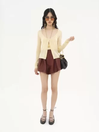 Taillierte Strickjacke mit U-Ausschnitt aus superfeinem Wollstrick Taillierte Strickjacke mit U-Ausschnitt aus superfeinem Wollstrick