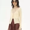 Taillierte Strickjacke mit U-Ausschnitt aus superfeinem Wollstrick Taillierte Strickjacke mit U-Ausschnitt aus superfeinem Wollstrick
