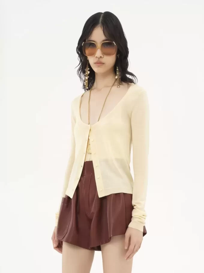 Taillierte Strickjacke mit U-Ausschnitt aus superfeinem Wollstrick Taillierte Strickjacke mit U-Ausschnitt aus superfeinem Wollstrick
