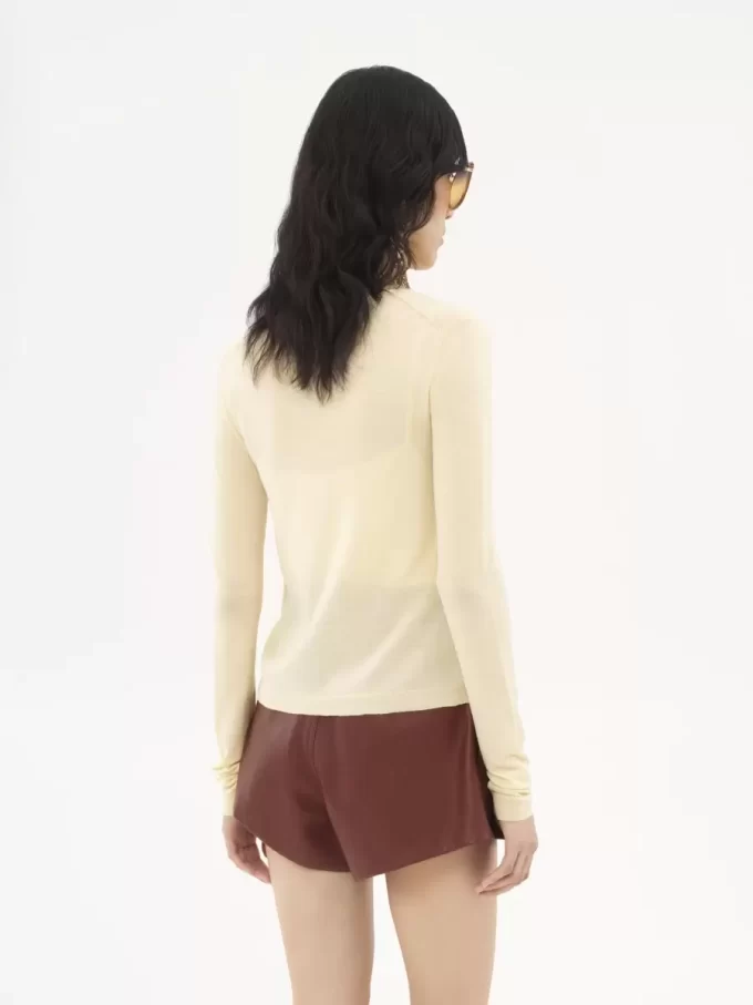 Taillierte Strickjacke mit U-Ausschnitt aus superfeinem Wollstrick Taillierte Strickjacke mit U-Ausschnitt aus superfeinem Wollstrick