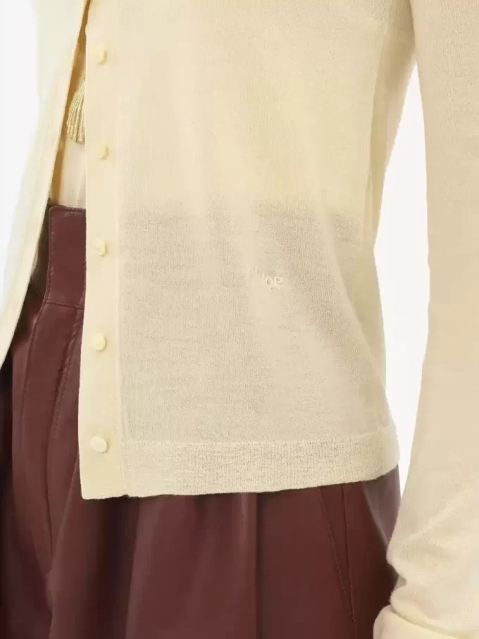 Taillierte Strickjacke mit U-Ausschnitt aus superfeinem Wollstrick Taillierte Strickjacke mit U-Ausschnitt aus superfeinem Wollstrick