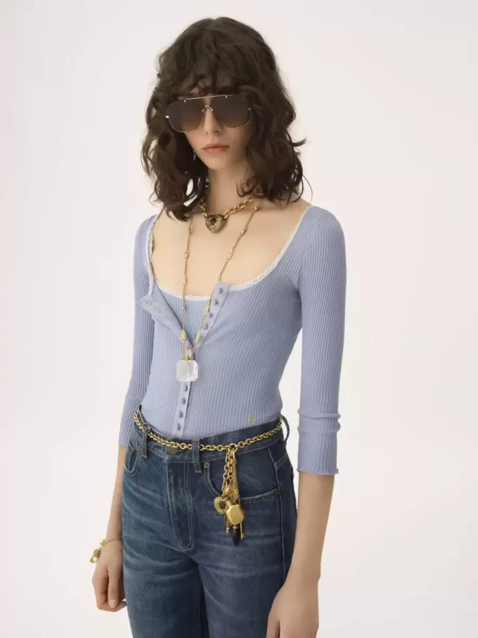 Taillierter Cardigan aus Baumwolle mit U-Ausschnitt Taillierter Cardigan aus Baumwolle mit U-Ausschnitt