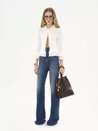 Taillierter Cardigan mit Rüschen aus Häkelstrick