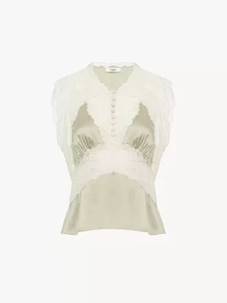 Top mit V-Ausschnitt aus Seidensatin und Spitze
