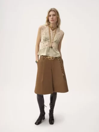 Top mit V-Ausschnitt aus Seidensatin und Spitze