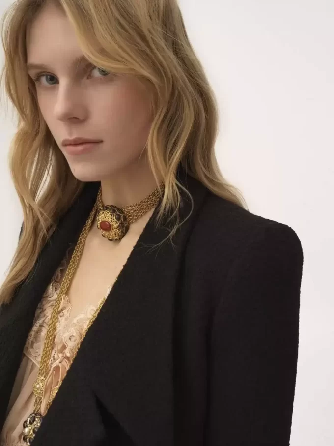 Zweireihige Tailored-Jacke aus Wollbouclette Zweireihige Tailored-Jacke aus Wollbouclette